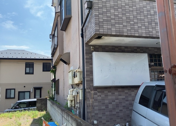 床下換気口は、床下に湿気がこもることを防ぎ、効果的に換気を行うために設置されています。床下換気口が設置されていない建物は、基礎パッキング工法などにより換気を行なっています。詳細は現地でご確認ください。