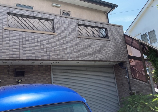 バルコニーは、建物内から室外へ楽に出入りできる便利なスペースです。また、バルコニーには手すりを付けることが義務付けられており、手すりの高さは110cm以上で施工することが建築基準法で定められています。