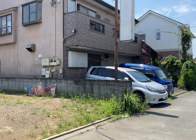 住宅用の土地では前面道路に2m以上接していなければならないと法律で定められています。しかし、お持ちの車のサイズやライフスタイルなどにより、2mでは利便が悪い場合もございますので、事前に確認しましょう。