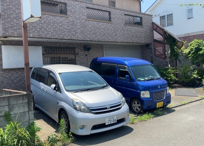 道幅が広い場所は日当たりや風通が良好です。幅が広いのですれ違いも可能ですし大きな車でも駐車可能！一方で、大型車が通ることも多くなるため交通量の増加により騒音に繋がります。また土地の値段が高くなります。