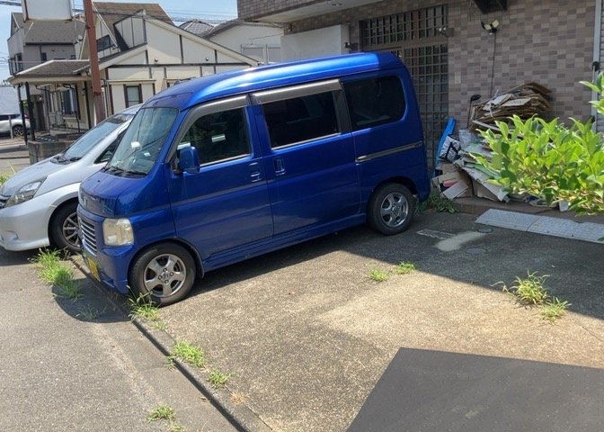 駐車場と明記されていても、最小スペースでつくられた駐車場だと大型車は駐車できなかったり、出入りしにくくなったりする可能性があります。お車のサイズと購入したい物件の駐車場のサイズを現地で確認しましょう。