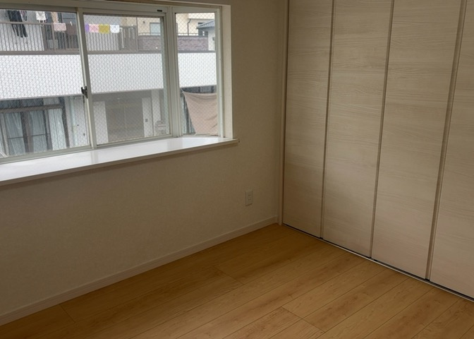 洋室のメリットは重い家具が置きやすく、身の回りが整理しやすいことです。　床がフローリングのため畳とは異なり凹みにくいです。　クローゼットなど収納が豊富で、普段使わない旅行カバンや服の整頓も簡単にです。