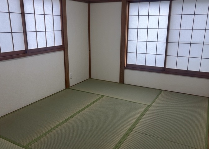 寝室でゆっくりと過ごすためにはベッド周りの適度な空間を担保することや窓の位置、照明の明るさ、寝室の広さなどを考える必要があります。自身や家族の構成とライフスタイルに併せて寝室にする部屋を選びましょう！
