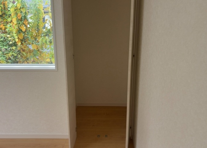 デザイン性を重視しすぎて収納が少なかった！なんてことにならないため、事前に現地で収納の数を確認しておくことをお勧めします。クローゼット以外にも床下収納や屋根裏収納、パントリーなどもチェックしましょう。