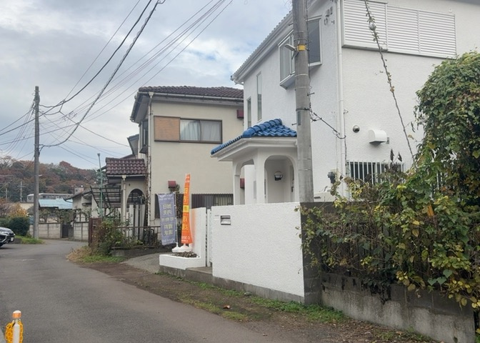 住宅用の土地では前面道路に2m以上接していなければならないと法律で定められています。しかし、お持ちの車のサイズやライフスタイルなどにより、2mでは利便が悪い場合もございますので、事前に確認しましょう。