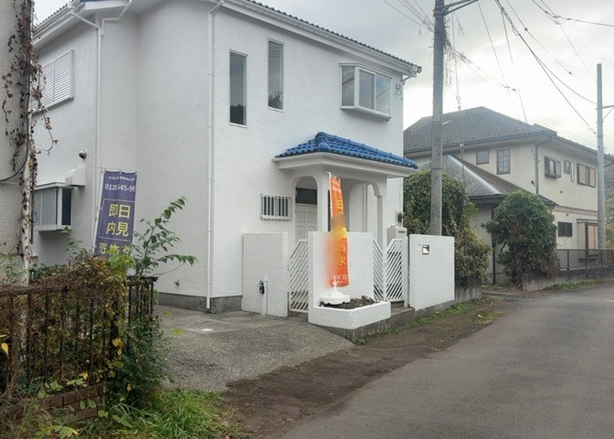 お持ちの車種によっては前面道路が広い方が便利でしょう。しかし、前面道路が広ければその分交通量が多くなるため、騒音などが気になる場合があります。実際に現地を見学し、周辺交通量や騒音などを確認しましょう！
