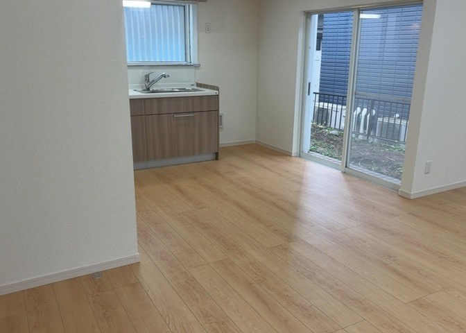 ダイニングとキッチンの間を扉や壁などで仕切らず、一体化させた間取りです。キッチンカウンターがついている物件ならば、食事をキッチンカウンターで取ることで、ダイニングスペースをリビングとして使用できます。