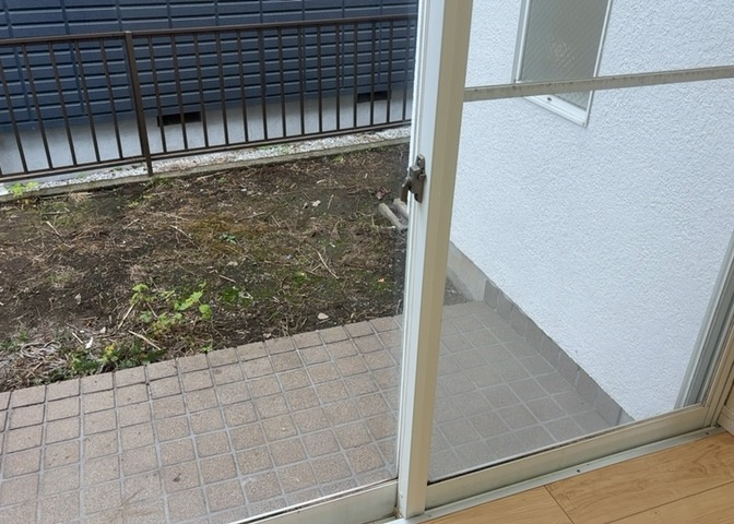 サッシは、ガラス窓に使用される金属製の窓枠です。一般的に住宅建築では、金属製建具工事の段階でガラス類・玄関などと同時に設置されます。種類や構造により断熱性能や遮音性能が異なるので現地でご確認ください。
