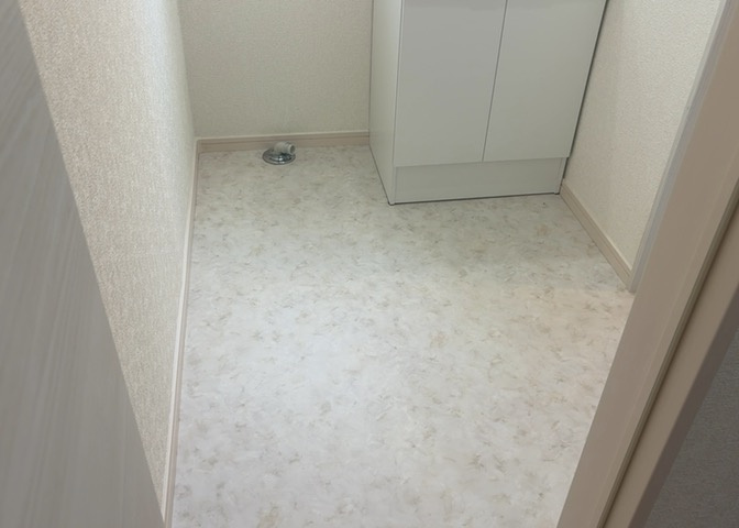 多くの戸建て住宅で見かける洗面脱衣所は、洗面台と洗濯機が2畳ほどのスペースに並べられていて、洗面所が脱衣所を兼ね備えている間取りが一般的です。お客様が利用することもある、パブリックな空間でもあります。