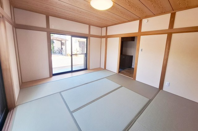 和室：約8帖の広々としたお部屋は客間やリラックススペースなど様々な用途で活用できます。