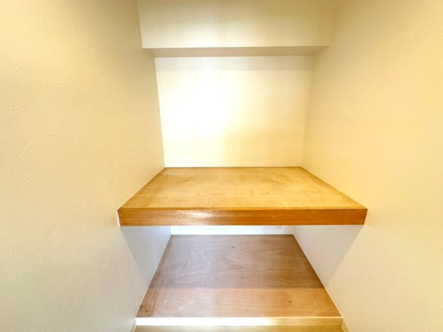 収納力のあるウォークインクローゼット。衣替えや普段使用しない物も収納するのに便利です。