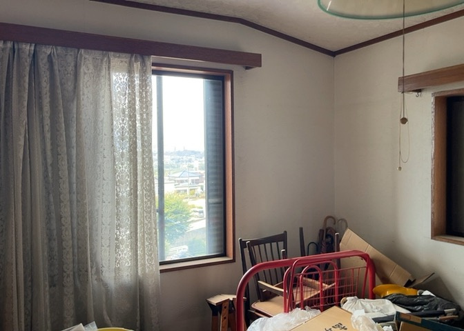 寝室でゆっくりと過ごすためにはベッド周りの適度な空間を担保することや窓の位置、照明の明るさ、寝室の広さなどを考える必要があります。自身や家族の構成とライフスタイルに併せて寝室にする部屋を選びましょう！