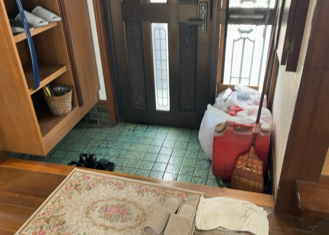 玄関は家の顔でもあり、家族以外の目にも止まる場所です。玄関は外との間を仕切る扉、靴などをしまっておく収納スペース、靴脱ぎのたたきスペース、来客とのやり取りをするドアホンなど複数のアイテムからなります。