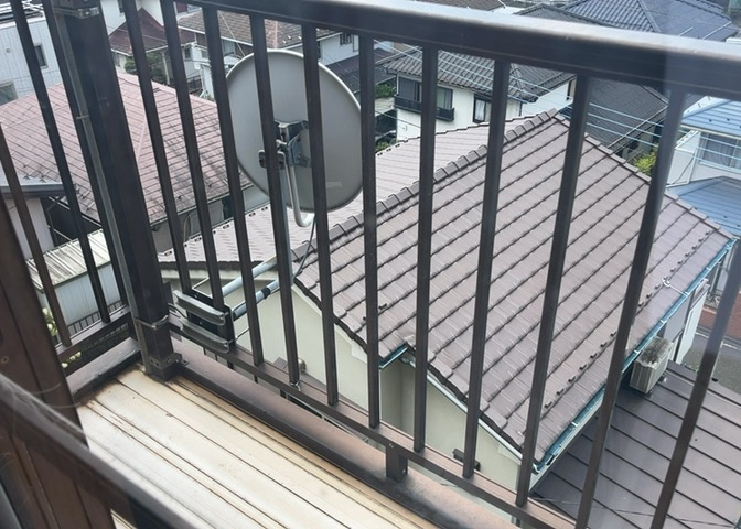 バルコニーは、室外の専用スペースのうち、「屋根がなく開放された空間」であるものを指します。ベランダより広いタイプのものが多く、日当たりもよいため家庭菜園などを楽しみたい人にとって適した環境となります。