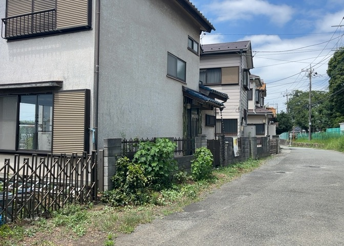 住宅用の土地では前面道路に2m以上接していなければならないと法律で定められています。しかし、お持ちの車のサイズやライフスタイルなどにより、2mでは利便が悪い場合もございますので、事前に確認しましょう。