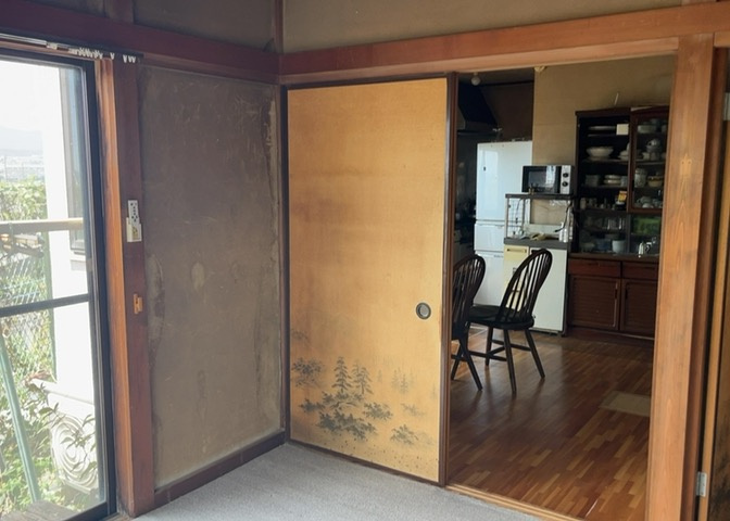 L型アイランドタイプは、キッチンからダイニングにもリビングにも目が行き届くので、とても使いやすい配置です。L字型独立タイプは、キッチンを独立させてるためLDKというよりもLDといった様なイメージです。