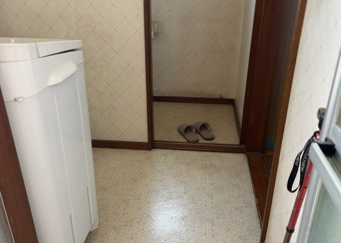 多くの戸建て住宅で見かける洗面脱衣所は、洗面台と洗濯機が2畳ほどのスペースに並べられていて、洗面所が脱衣所を兼ね備えている間取りが一般的です。お客様が利用することもある、パブリックな空間でもあります。