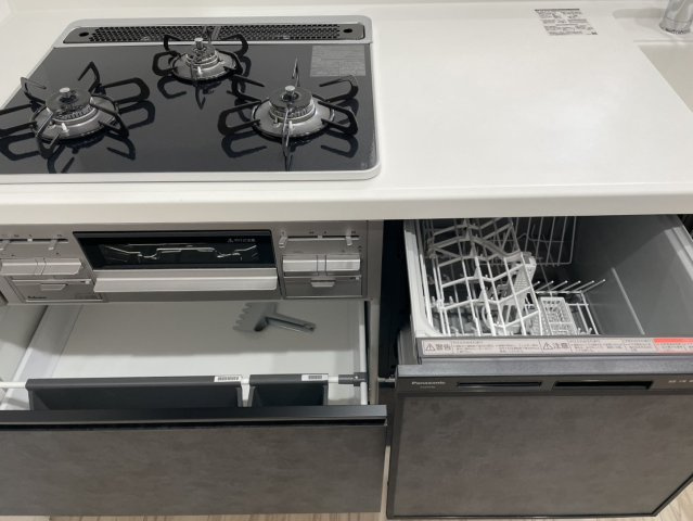 3口コンロにうれしい食洗器付き。