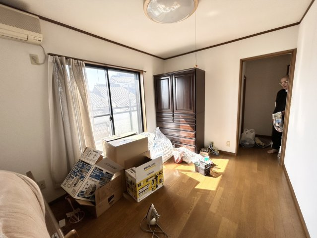 洋室のメリットは重い家具が置きやすく、身の回りが整理しやすいことです。　床がフローリングのため畳とは異なり凹みにくいです。　クローゼットなど収納が豊富で、普段使わない旅行カバンや服の整頓も簡単にです。