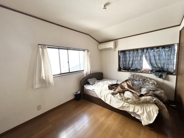 寝室でゆっくりと過ごすためにはベッド周りの適度な空間を担保することや窓の位置、照明の明るさ、寝室の広さなどを考える必要があります。自身や家族の構成とライフスタイルに併せて寝室にする部屋を選びましょう！