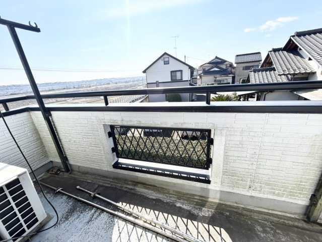 バルコニーは、室外の専用スペースのうち、「屋根がなく開放された空間」であるものを指します。ベランダより広いタイプのものが多く、日当たりもよいため家庭菜園などを楽しみたい人にとって適した環境となります。