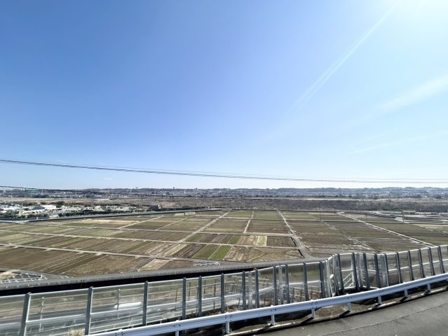 眺望を気にして物件を探す場合、前面に建物が建っていないか現地で確認しましょう！前面に建物があると景色はもちろん、日当たりや風通しにも影響が出てきます。住んだ時のことを想像しながら現地見学をしましょう。