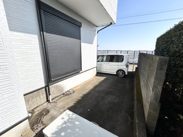駐車場と明記されていても、最小スペースでつくられた駐車場だと大型車は駐車できなかったり、出入りしにくくなったりする可能性があります。お車のサイズと購入したい物件の駐車場のサイズを現地で確認しましょう。