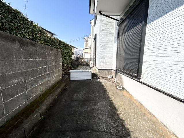 庭があることでガーデニングや家庭菜園はもちろん、こどもの遊び場やペットを放して遊ぶことができます。また、家の周囲に余裕があるということです。隣地との間があれば、十分な日当たりと、風通しが確保できます。
