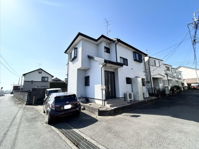 住宅用の土地では前面道路に2m以上接していなければならないと法律で定められています。しかし、お持ちの車のサイズやライフスタイルなどにより、2mでは利便が悪い場合もございますので、事前に確認しましょう。