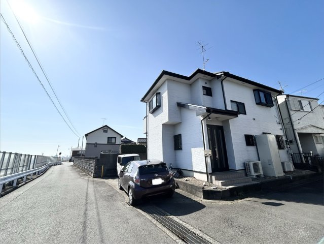 お持ちの車種によっては前面道路が広い方が便利でしょう。しかし、前面道路が広ければその分交通量が多くなるため、騒音などが気になる場合があります。実際に現地を見学し、周辺交通量や騒音などを確認しましょう！