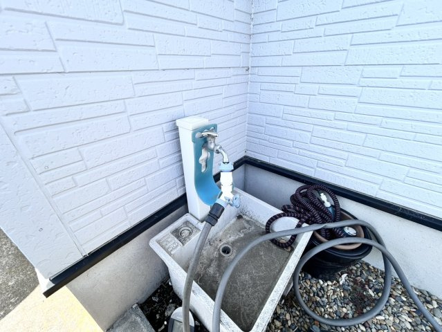 敷地内に散水栓や立水栓があると便利です。水道水を直接利用できるため、水を運ぶ手間を省くことが出来ます。大量の水を必要とする洗車作業や清掃などに役立ちます。その他設備とあわせて、現地でご確認ください。