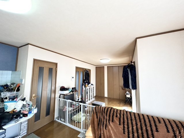 L型アイランドタイプは、キッチンからダイニングにもリビングにも目が行き届くので、とても使いやすい配置です。L字型独立タイプは、キッチンを独立させてるためLDKというよりもLDといった様なイメージです。