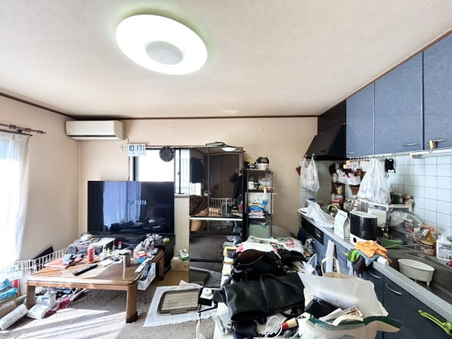 ダイニングとキッチンの間を扉や壁などで仕切らず、一体化させた間取りです。キッチンカウンターがついている物件ならば、食事をキッチンカウンターで取ることで、ダイニングスペースをリビングとして使用できます。