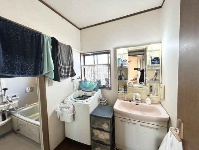 多くの戸建て住宅で見かける洗面脱衣所は、洗面台と洗濯機が2畳ほどのスペースに並べられていて、洗面所が脱衣所を兼ね備えている間取りが一般的です。お客様が利用することもある、パブリックな空間でもあります。