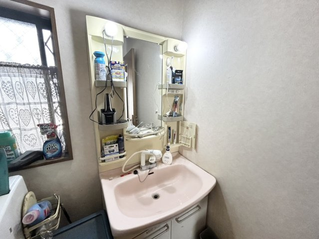 洗面化粧台では顔を洗ったり、身だしなみを整えることが本来の使い方ですが、用途によっては洗面化粧台に求められる機能が違ってくるため、ご自身や家族のライフスタイルに合ったものを選ぶことをおすすめ致します。