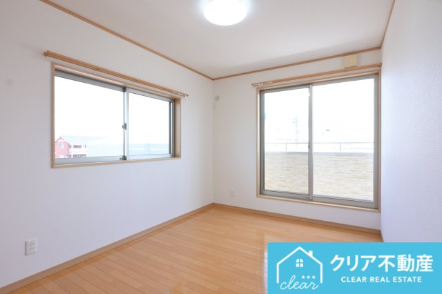 二面採光で明るく気持ちの良い居室です♪