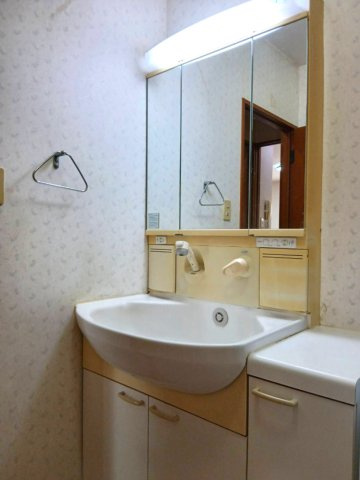 【洗髪洗面化粧台／現地写真】三面鏡タイプの独立洗面台です。鏡の裏は収納になっており、便利です。