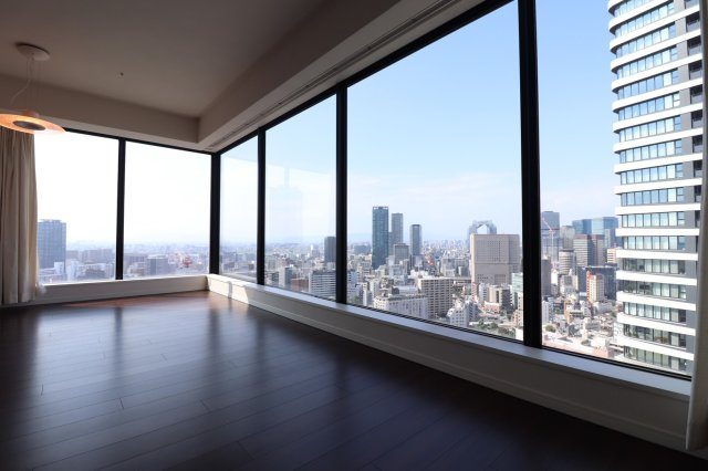 【リビングダイニング】都市ならではの景色をリビングからお楽しみいただけます◎