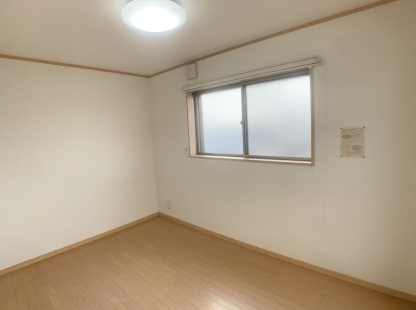 全室窓付きで風通しも良好です！　バルコニーも4か所あります。