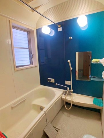 ゆったり足を延ばしてくつろげる広さのある浴室です。　冬にうれしい追い焚き機能付き！