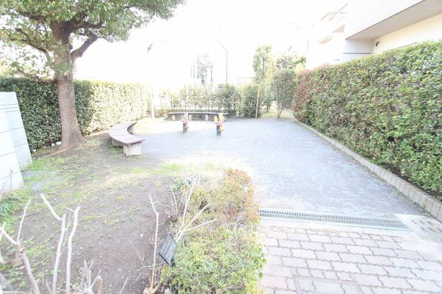 敷地内にはお子さまが気軽に遊べる公園を併設。道路を渡ることなく遊びに行けるため、小さなお子さまのいるご家庭にも嬉しい環境です。ベンチでくつろぎながらお子さまを見守れる、家族の時間が自然と増える住まい。