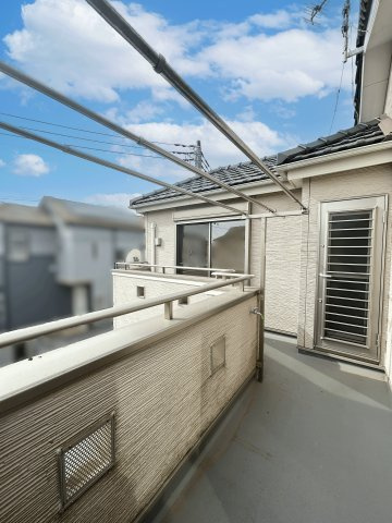 二方向に面した開放感あふれるL字型ワイドバルコニー。陽当たりが良く、洗濯物や布団干しはもちろん、リフレッシュスペースとしても最適です。　※画像はCGによる加工を施しています。