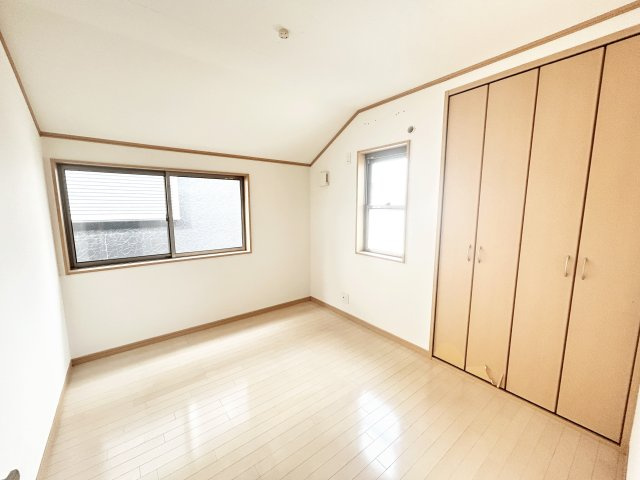 クローゼットを完備した洋室。全室二面採光により、どのお部屋も明るく健やかな空間です。子供部屋や書斎としても好適なプライベート空間です。　