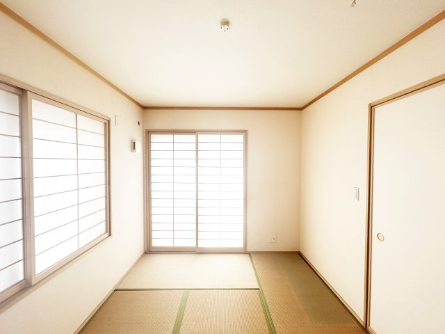 1階の和風和室（6.25帖）。障子越しの柔らかな光が落ち着きを演出します。客間や小さなお子様の遊び場としても多目的にご活用いただけます。