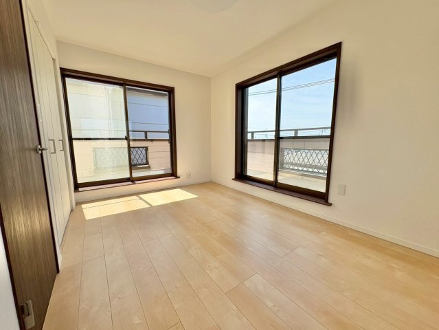 洋室6.8帖・収納付きで、お部屋がすっきり片付きます。