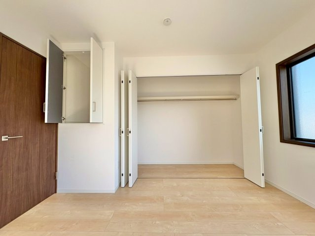 洋室9.4帖・収納付きで、お部屋がすっきり片付きます。