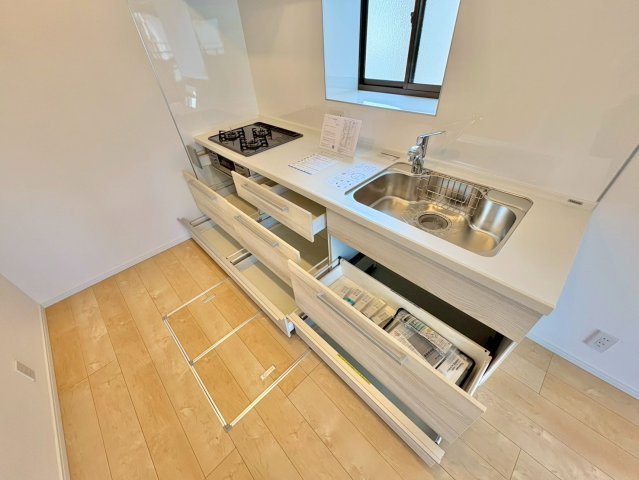 調理道具や調味料もすっきりしまえる、収納力のあるキッチン。