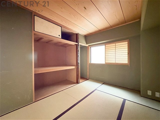 来客時の寝室や家事スペースなど、多目的に使える和室。畳ならではの柔らかさと調湿性で、季節を問わず快適に過ごせる便利な一部屋です。　