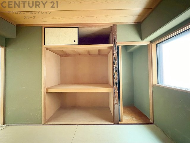 押入れは季節の衣類、寝具などを収納できます。伝統的な美しさと実用性が融合し、収納物を保護する調湿・換気効果があります。使い方によっては書類や小物なども効果的に整理でき空間を有効活用できます。　