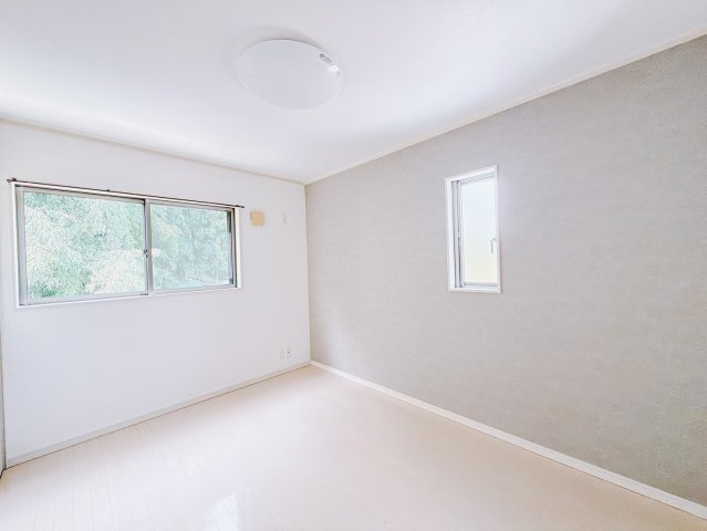 ■2階洋室｜各居室にたっぷりと収納スペースを設置。ホワイト色とグレー色のクロスとナチュラルなフローリングが落ち着く雰囲気を演出する居室です。